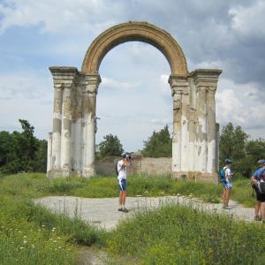 Фото Залишилася арка від монастиря