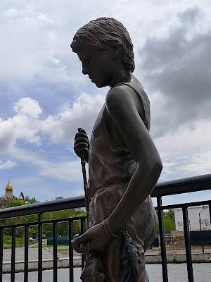 Фото Пам'ятник хлопчику з бичками