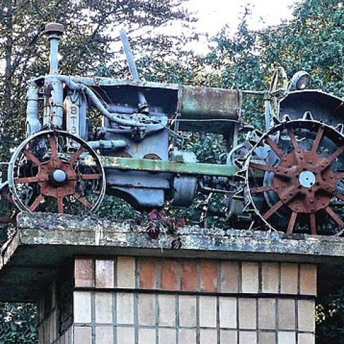 Фото Пам'ятник трудової Слави – трактор «Універсал» 1967р