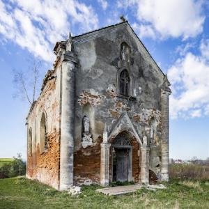 Фото Свв. Апостолів Петра і Павла напів руіна. Костел