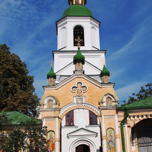 Фото Воскресенська церква з брамою