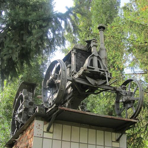 Фото Пам'ятник трудової Слави — трактор У-0002