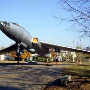 Фото Літак ту-16 на постаменті