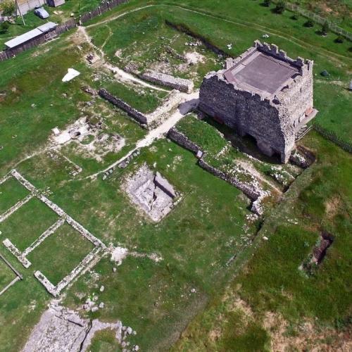 Фото Неа́поль Скі́фський (грец. Νεάπολις) — столиця скіфського царства у Криму в 3—2 століттях до н. е.