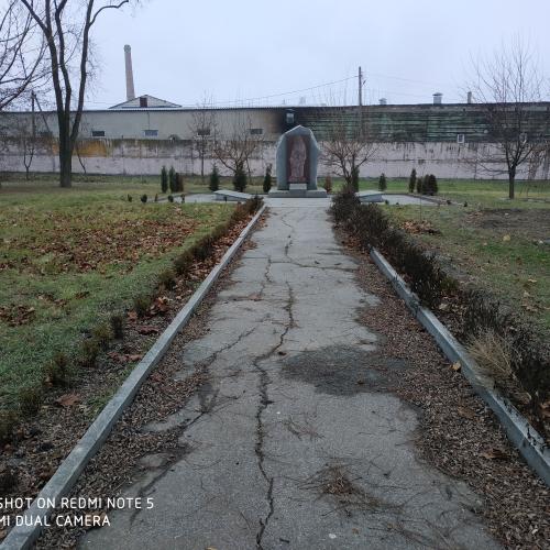 Фото Пам'ятник у Ароновому саду Вільнянська масового розстрілу, 1942-1943р.