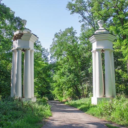 Фото В'їзна брама до садиби