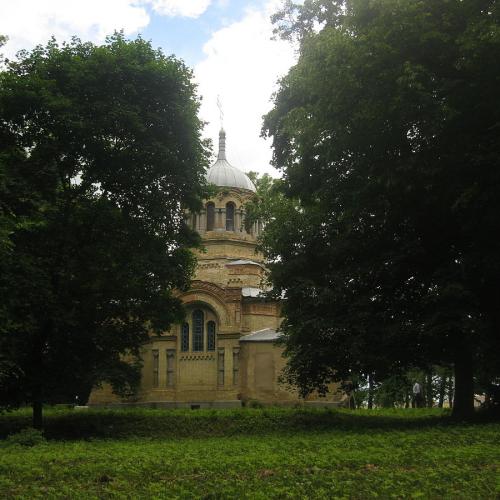 Фото Церква-усипальниця в парку