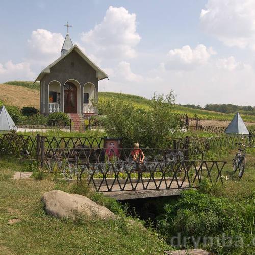 Фото Цілюще джерело та каплиця св. Зиґмунта Щенсни Фелінського
