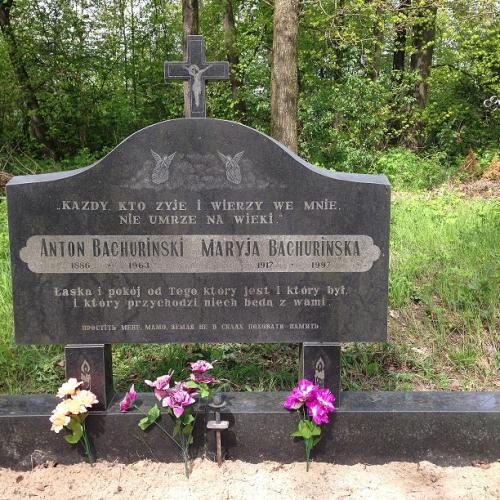 Фото Бахуринським на польському кладовищі