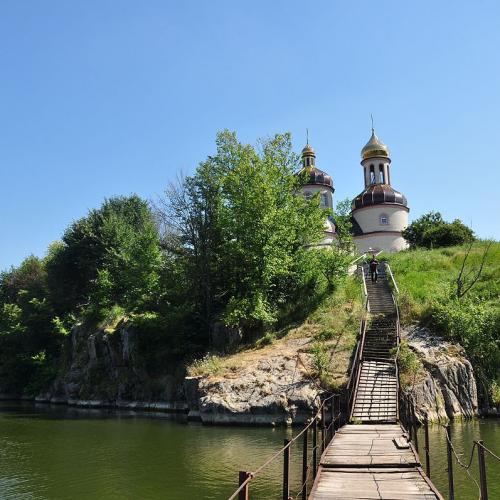 Фото Патонний місток (Вигляд з річки: скеля Адама Міцкевича)