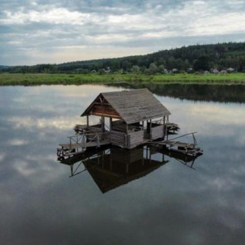 Фото Надзвичайно мальовничий рибальський будиночок, прямо посеред озера