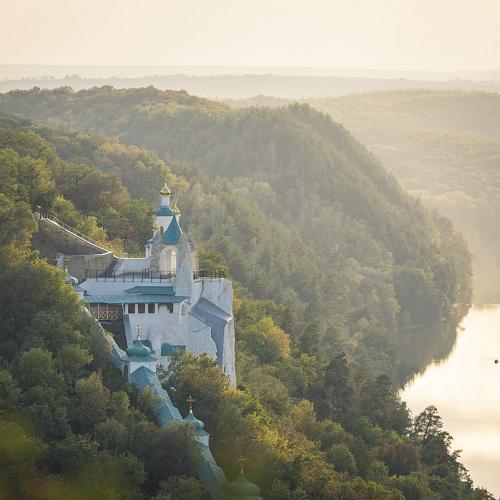 Фото Свято-Миколаївськ XVIIст храм на крейдяній скелі