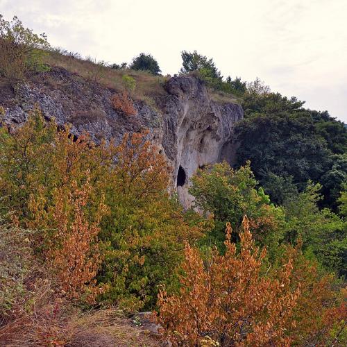 Фото Травертинова скеля з гротом