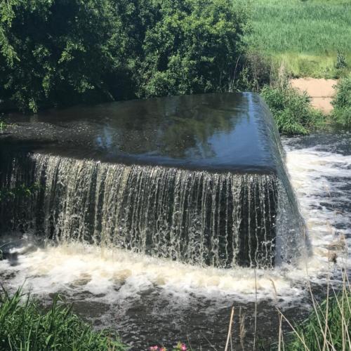 Фото Водоскат, скидання води через дамбу з ставка