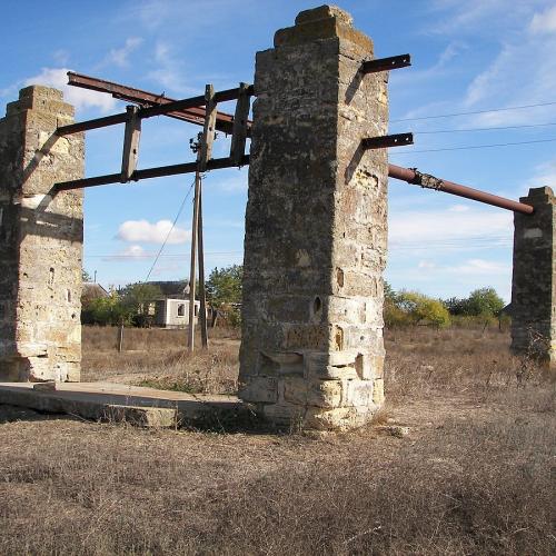 Фото Криниця великими кам'яними колонами, глибиною понад 35м