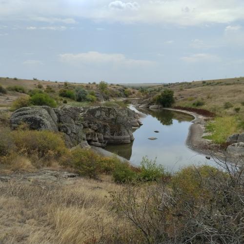 Фото Мальовничий вид на глиби та водосховище на річці Саваклея