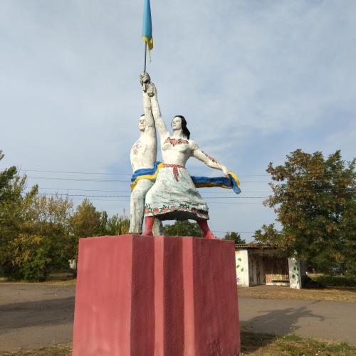 Фото На перехресті, скульптура епохи соціалізму.