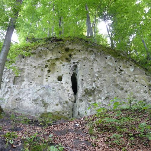 Фото Ске́ля з трьома́ пече́рами