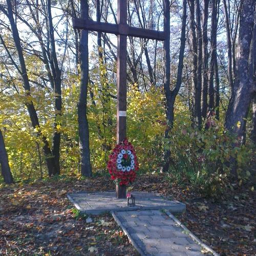 Фото Хрест на згадку про загиблих військовополонених концтабору Шталаг-328
